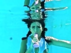 'camsoda - Sexy Black-haired Plays With Her Coochie Underwater'